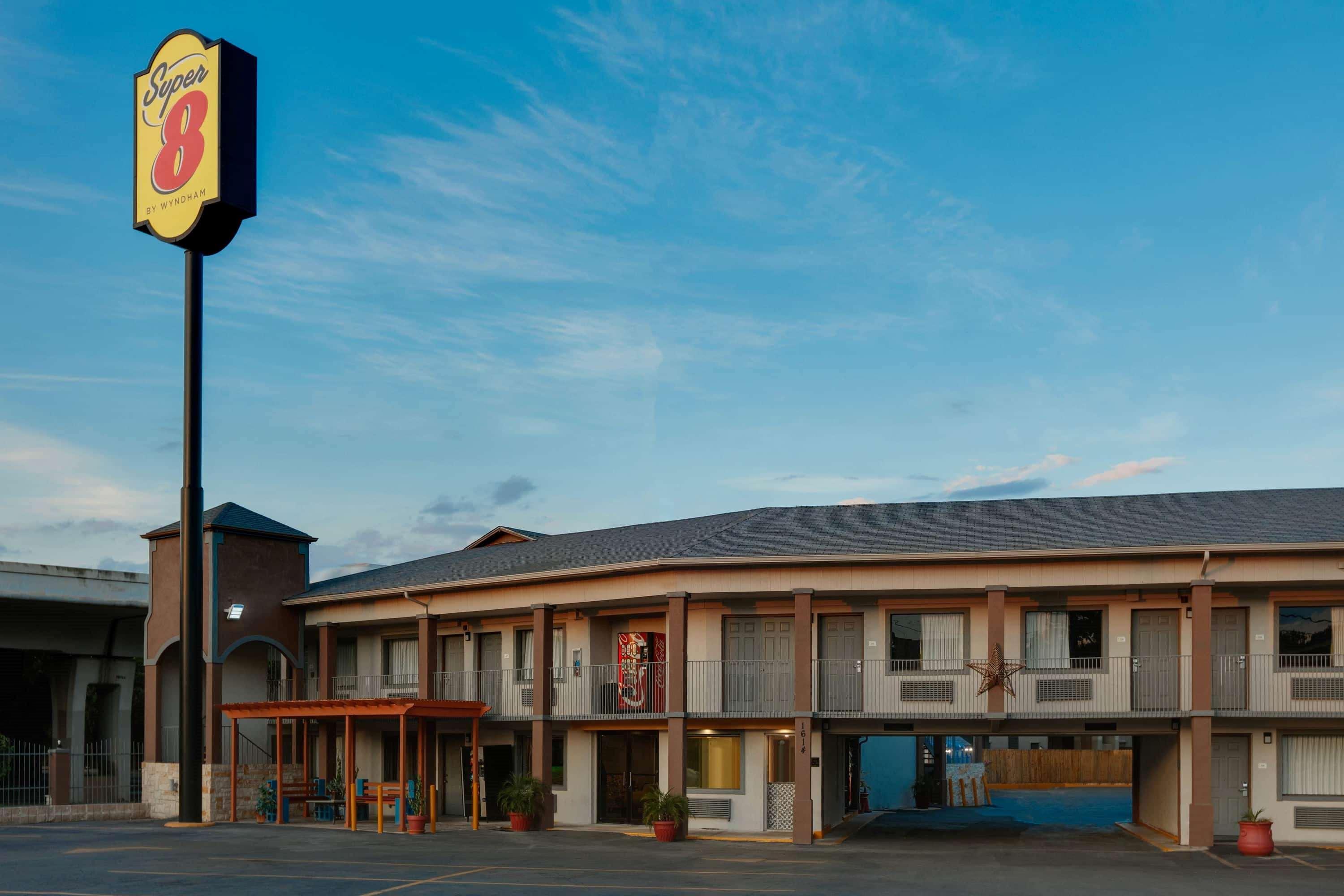 Super 8 By Wyndham San Antonio Pearl District Downtown Motel Exterior foto