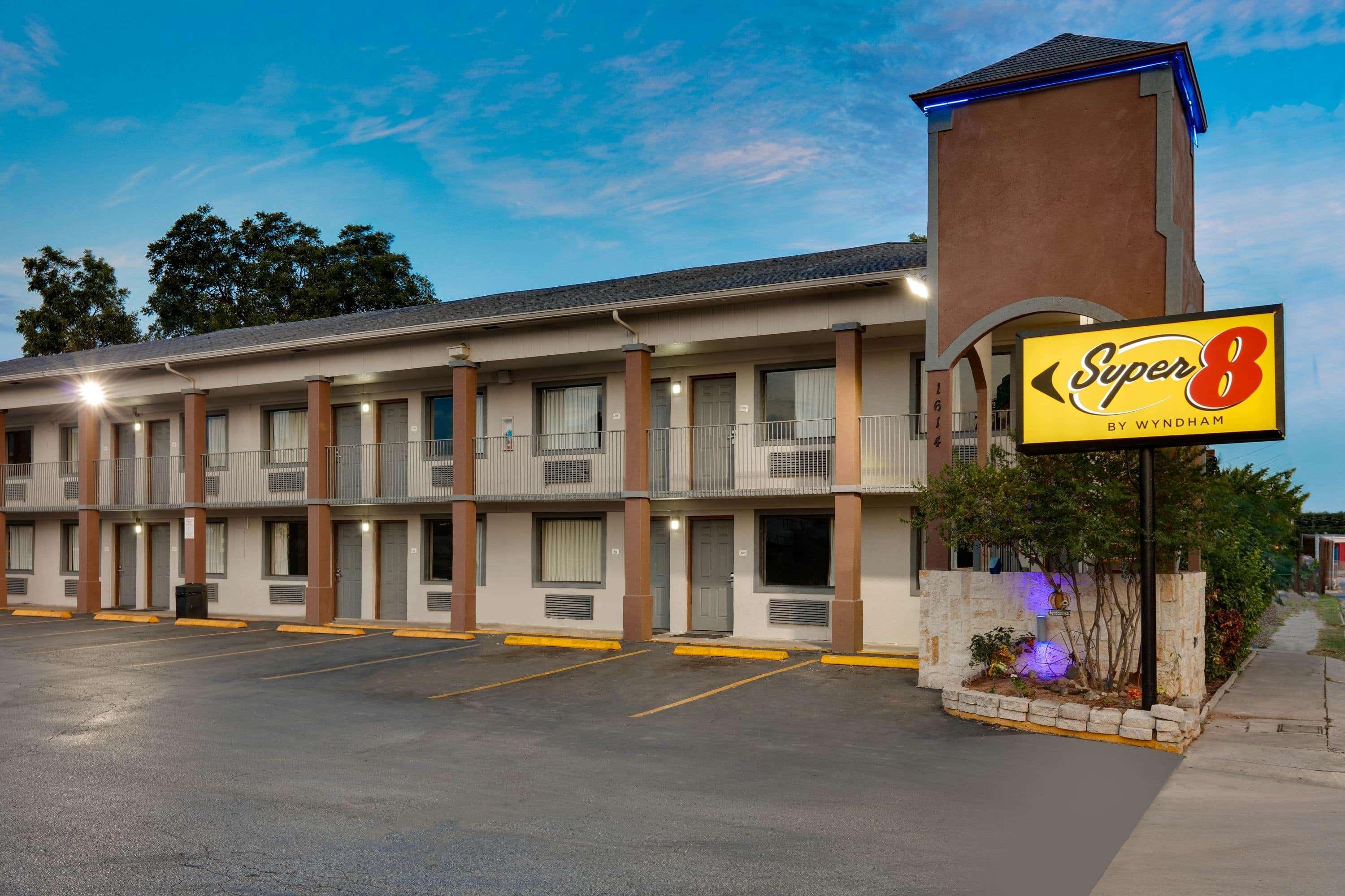 Super 8 By Wyndham San Antonio Pearl District Downtown Motel Exterior foto